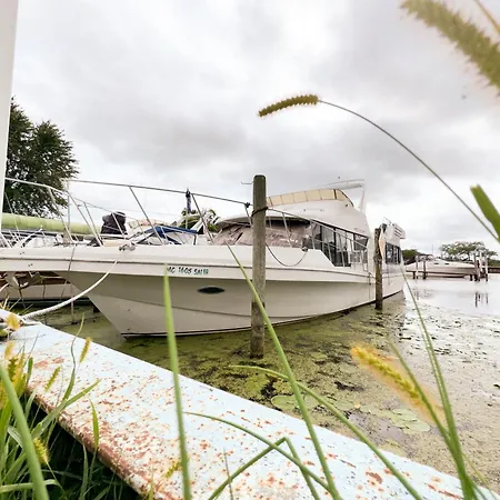 50Ft Stationary House Boat Hotel